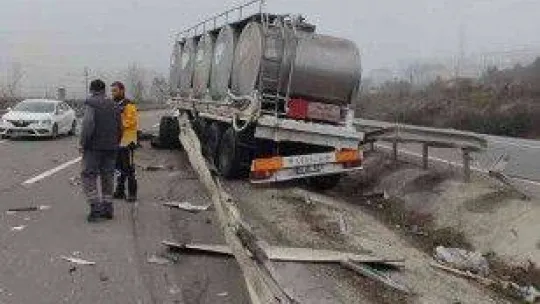 Bilecik'te süt yüklü tır bariyerlere çarptı, sürücüsü yaralandı