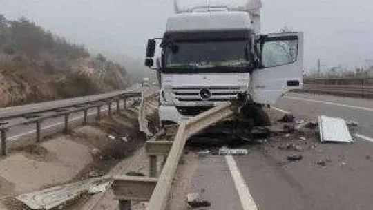 Bilecik'te süt yüklü tır bariyerlere çarptı, sürücüsü yaralandı