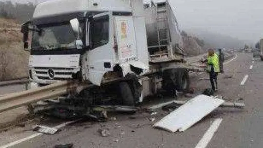 Bilecik'te süt yüklü tır bariyerlere çarptı, sürücüsü yaralandı