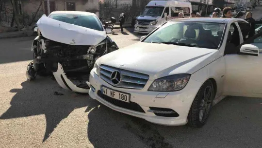 Bilecik'te yaşanan trafik kazasında 3 kişi yaralandı