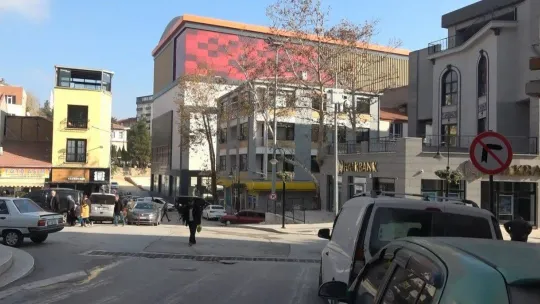 Bilecik'te yön tabelası olmayan cadde sürücülerin kafasını karıştırıyor