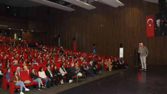 Bilişim uzmanından ebeveynlere, 'Çocuklarınıza ilk 36 ay ekran göstermeyin' uyarısı
