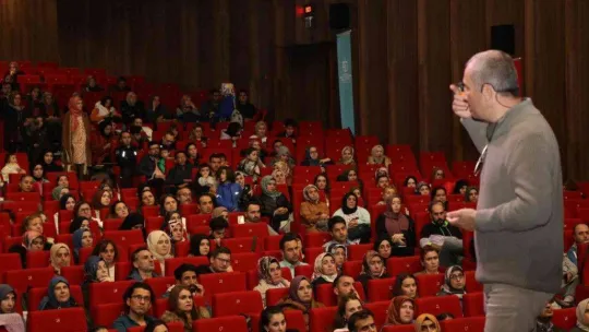 Bilişim uzmanından ebeveynlere, 'Çocuklarınıza ilk 36 ay ekran göstermeyin' uyarısı