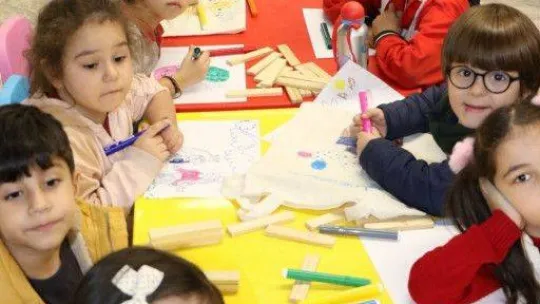 Bilişim uzmanından ebeveynlere, 'Çocuklarınıza ilk 36 ay ekran göstermeyin' uyarısı