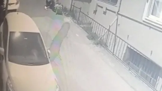 Binadaki tüm ayakkabıları pazar arabasına doldurdu