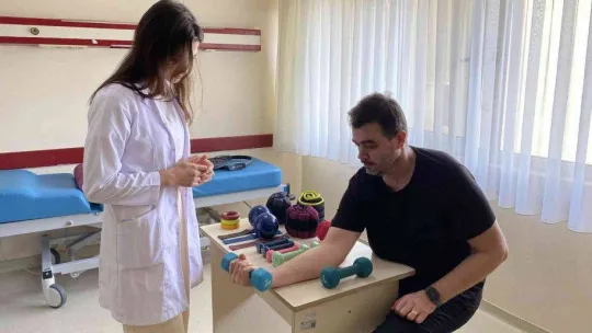 Bir gecede parmağını bile oynatamaz hale geldi, fizik tedaviyle hayata döndü