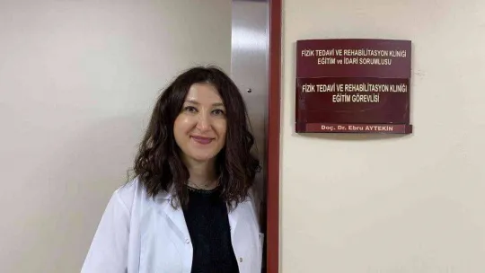 Bir gecede parmağını bile oynatamaz hale geldi, fizik tedaviyle hayata döndü