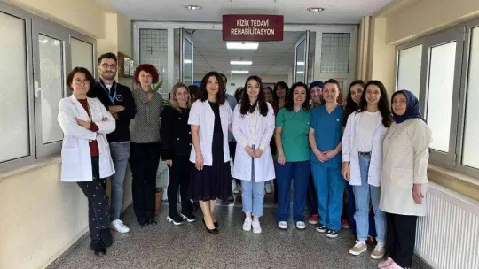 Bir gecede parmağını bile oynatamaz hale geldi, fizik tedaviyle hayata döndü