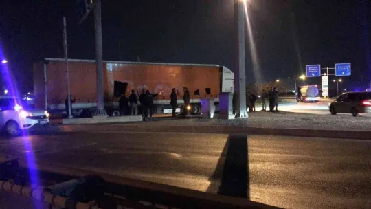 Bir tır dolusu kaçak, dorsenin brandalarını delip kaçmak üzereyken yakalandı