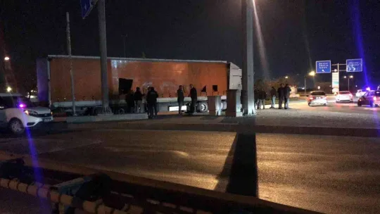 Bir tır dolusu kaçak, dorsenin brandalarını delip kaçmak üzereyken yakalandı