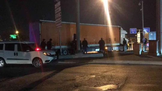 Bir tır dolusu kaçak, dorsenin brandalarını delip kaçmak üzereyken yakalandı