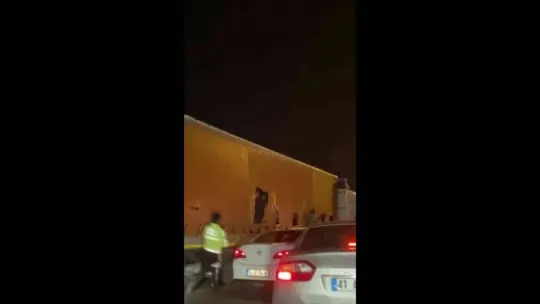 Bir tır dolusu kaçak, dorsenin brandalarını delip kaçmak üzereyken yakalandı