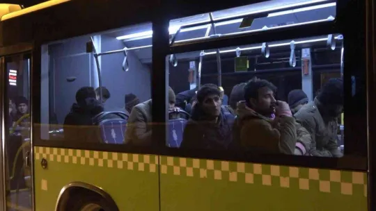 Bir tır dolusu kaçak, dorsenin brandalarını delip kaçmak üzereyken yakalandı