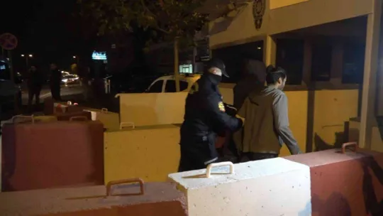 Bir tır dolusu kaçak, dorsenin brandalarını delip kaçmak üzereyken yakalandı