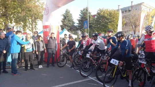 Bisiklet yol yarışında 70 kilometre pedal çevirdiler