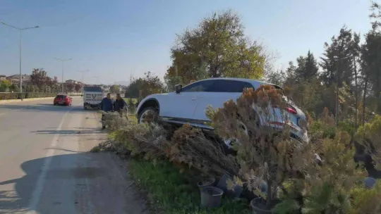 Bisiklete çarpan cip askıda kaldı