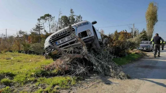 Bisiklete çarpan cip askıda kaldı
