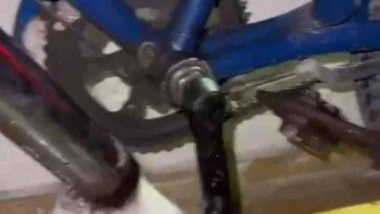 Bisikletin zincirine sıkışan kediyi itfaiye kurtardı