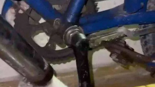 Bisikletin zincirine sıkışan kediyi itfaiye kurtardı