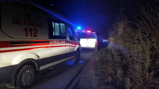 Bisikletliye çarpmamak için manevra yaptı, evin bahçesine devrildi: 3 yaralı