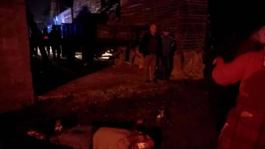 Bisikletliye çarpmamak için manevra yaptı, evin bahçesine devrildi: 3 yaralı