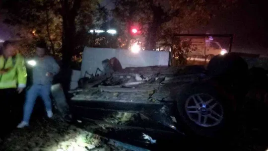 Bisikletliye çarpmamak için manevra yaptı, evin bahçesine devrildi: 3 yaralı