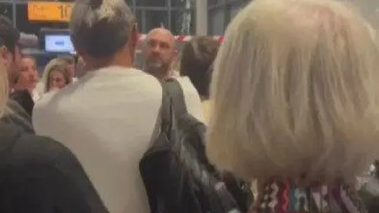 Bodrum-İstanbul uçak seferi gecikti, yolcular tepki gösterdi