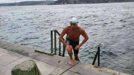 Boğaz'daki akıntıya meydan okuyor