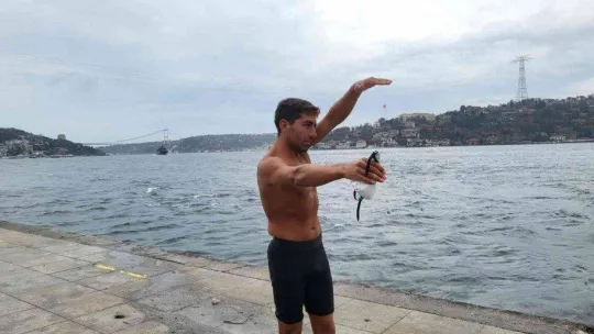 Boğaz'daki akıntıya meydan okuyor