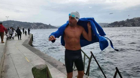 Boğaz'daki akıntıya meydan okuyor