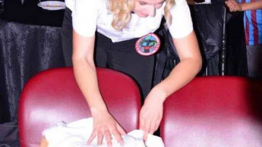 Boks hakemi anne, tribünde uyuyakalan oğlunun üzerini örttü