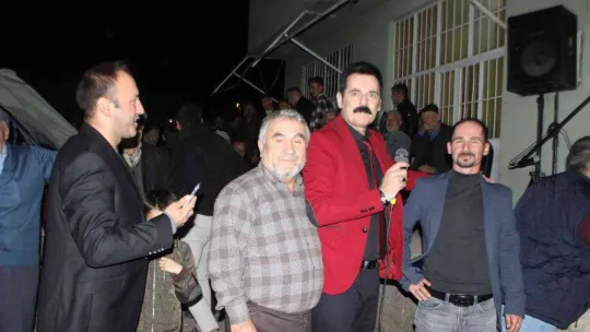 Bolulu Ramazan Çelik, Osmaneli'ndeki düğünde misafirleri coşturdu