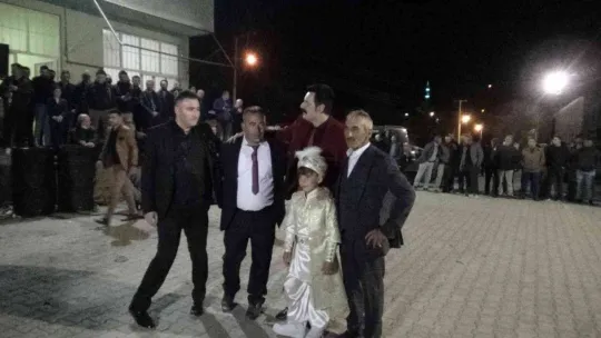 Bolulu Ramazan Çelik, Osmaneli'ndeki düğünde misafirleri coşturdu