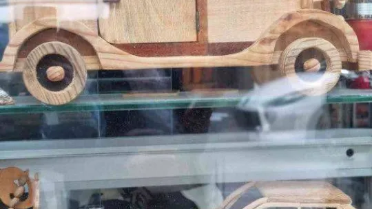 Boş zamanlarında ahşap oymacılığı yaparak unutulmaya yüz tutmuş zanaatı yaşatıyor