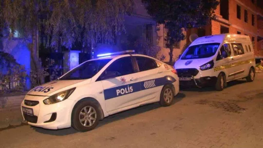 Boşandığı eşini çocuğunun önünde silahla vurdu