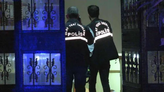 Boşandığı eşini çocuğunun önünde silahla vurdu