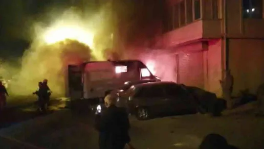 Boya yaparken servis aracı alev topuna döndü, yangın minibüse ve binaya sıçradı