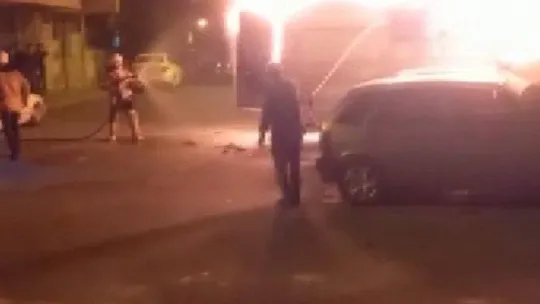 Boya yaparken servis aracı alev topuna döndü, yangın minibüse ve binaya sıçradı