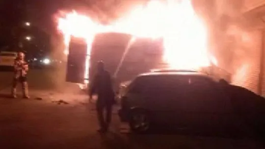 Boya yaparken servis aracı alev topuna döndü, yangın minibüse ve binaya sıçradı