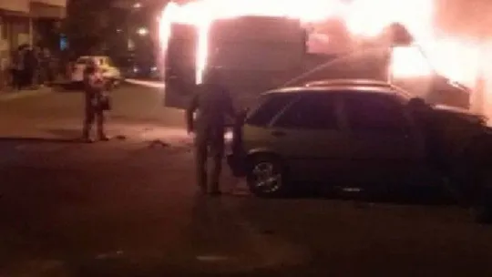 Boya yaparken servis aracı alev topuna döndü, yangın minibüse ve binaya sıçradı