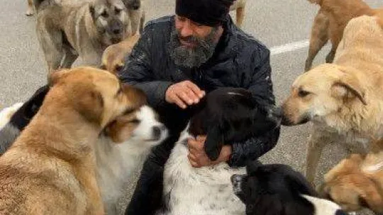 Böyle sevgi görülmedi her gün peşinden yüzlercesi koşuyor