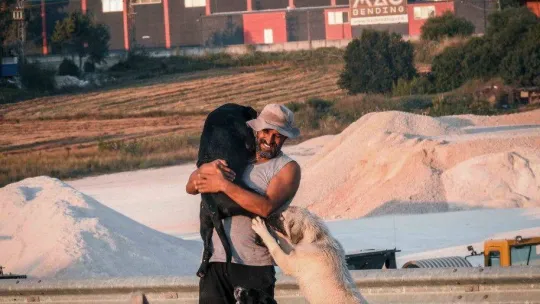 Böyle sevgi görülmedi her gün peşinden yüzlercesi koşuyor