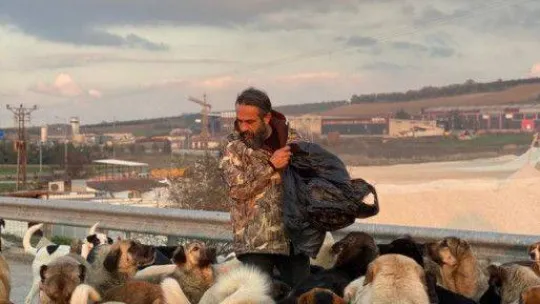 Böyle sevgi görülmedi her gün peşinden yüzlercesi koşuyor