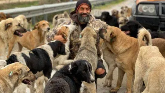 Böyle sevgi görülmedi her gün peşinden yüzlercesi koşuyor