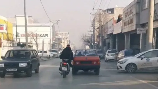 Bozulan otomobili motosiklet ile itti