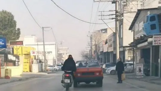 Bozulan otomobili motosiklet ile itti