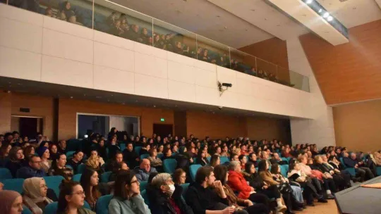 Bozüyük Belediye Tiyatrosu'nun 'Ayrılık' adlı oyunu güldürmeye devam ediyor