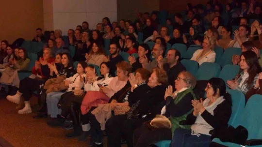 Bozüyük Belediye Tiyatrosu'nun 'Ayrılık' adlı oyunu güldürmeye devam ediyor