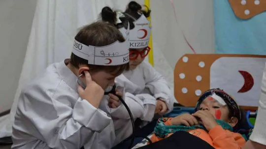 Bozüyük Belediyesi Çocuk Oyun ve Bakım Evi'nde 'Kızılay Haftası' etkinliği