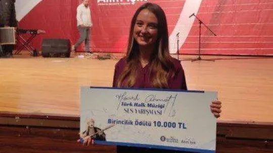 Bozüyük Belediyesi THM Korosu solistlerinden Senanur Kale'ye birincilik ödülü